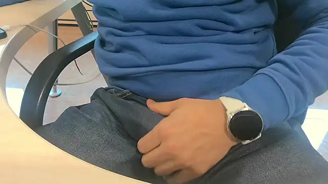 Snapshot of alessandroman2114 chatting on 01-15-26, 11:04 alessandroman2114 online show from 01-15-26, 11:04