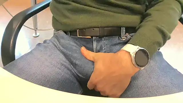 Snapshot of alessandroman2114 chatting on 02-02-26, 11:09 alessandroman2114 online show from 02-02-26, 11:09