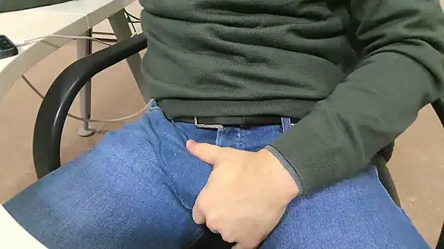 Snapshot of alessandroman2114 chatting on 02-04-26, 05:30 alessandroman2114 online show from 02-04-26, 05:30