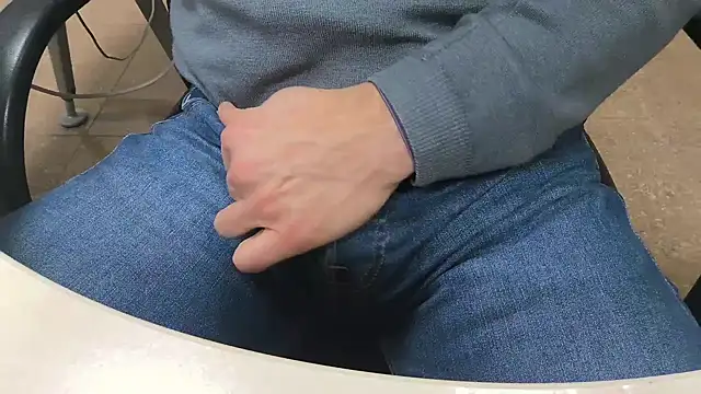 Snapshot of alessandroman2114 chatting on 02-09-26, 05:17 alessandroman2114 online show from 02-09-26, 05:17