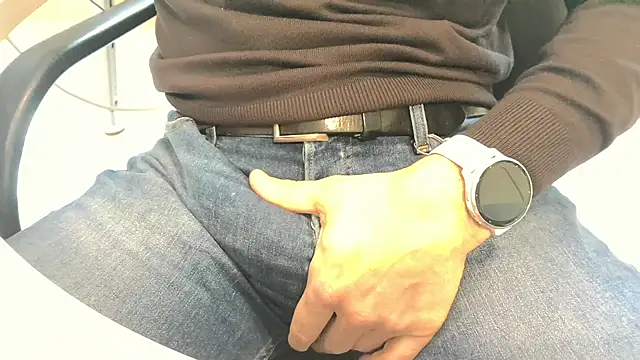 Snapshot of alessandroman2114 chatting on 02-13-26, 11:39 alessandroman2114 online show from 02-13-26, 11:39