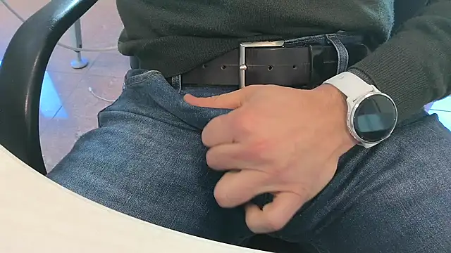 Snapshot of alessandroman2114 chatting on 02-18-26, 11:28 alessandroman2114 online show from 02-18-26, 11:28