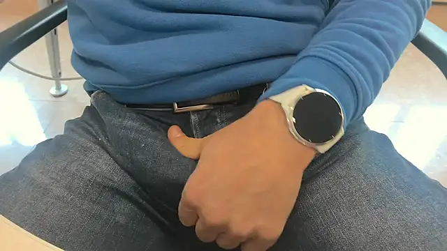 Snapshot of alessandroman2114 chatting on 02-24-26, 11:19 alessandroman2114 online show from 02-24-26, 11:19