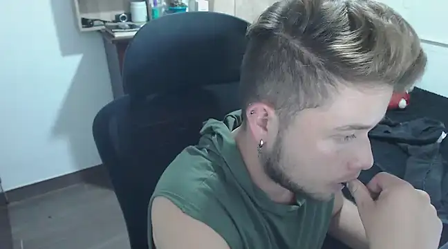 Snapshot of JOHANLEON1 chatting on 03-14-25, 01:59 JOHANLEON1 online show from 03-14-25, 01:59