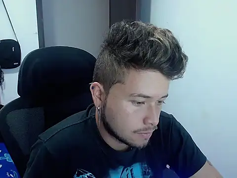 Snapshot of JOHANLEON1 chatting on 09-26-25, 02:43 JOHANLEON1 online show from 09-26-25, 02:43