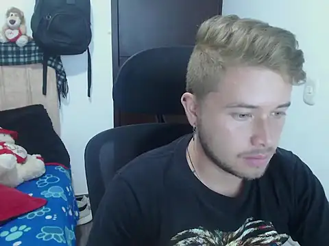 Snapshot of JOHANLEON1 chatting on 10-03-25, 02:47 JOHANLEON1 online show from 10-03-25, 02:47