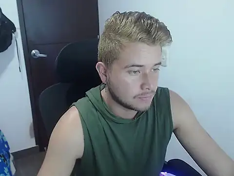 Snapshot of JOHANLEON1 chatting on 10-10-25, 03:44 JOHANLEON1 online show from 10-10-25, 03:44