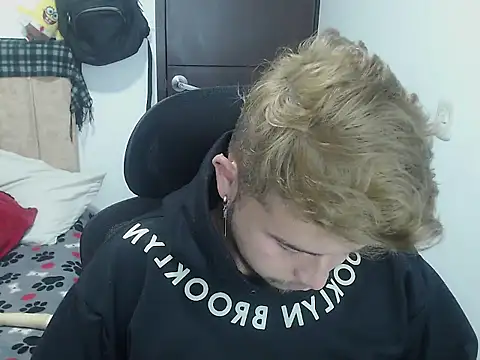 Snapshot of JOHANLEON1 chatting on 10-14-25, 03:57 JOHANLEON1 online show from 10-14-25, 03:57