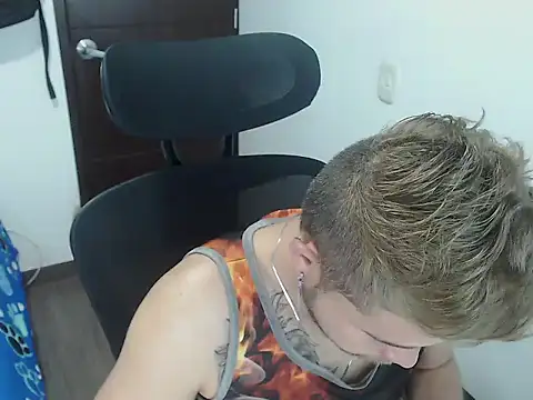 Snapshot of JOHANLEON1 chatting on 10-22-25, 12:38 JOHANLEON1 online show from 10-22-25, 12:38