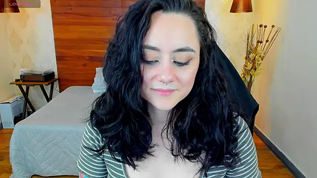 Snapshot of KatherineBond chatting on 01-12-25, 01:32 KatherineBond online show from 01-12-25, 01:32