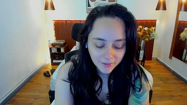 Snapshot of KatherineBond chatting on 05-19-26, 06:47 KatherineBond online show from 05-19-26, 06:47