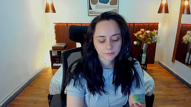 Snapshot of KatherineBond chatting on 05-20-26, 04:57 KatherineBond online show from 05-20-26, 04:57