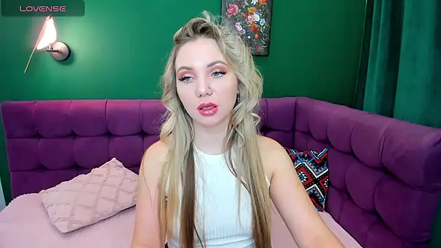 EvaMoran online show from 10-12-25, 01:37