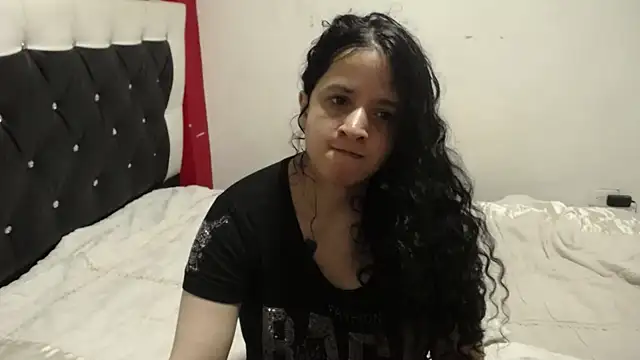 Snapshot of Katty_Bones chatting on 10-21-25, 04:13 Katty Bones online show from 10-21-25, 04:13