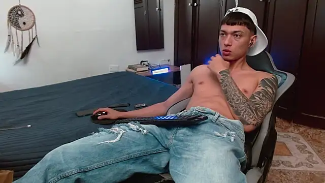 aaron blug online show from 11-30-25, 02:32