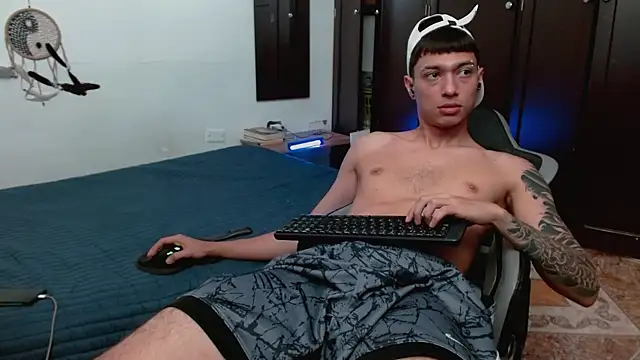 Snapshot of aaron_blug chatting on 12-18-25, 04:35 aaron blug online show from 12-18-25, 04:35