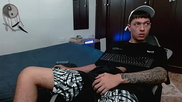 Snapshot of aaron_blug chatting on 12-20-25, 04:14 aaron blug online show from 12-20-25, 04:14