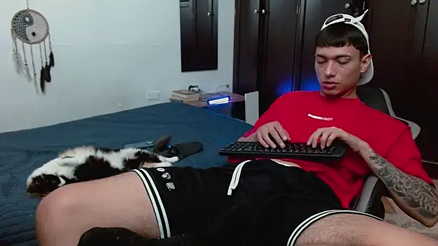 Snapshot of aaron_blug chatting on 12-21-25, 03:52 aaron blug online show from 12-21-25, 03:52