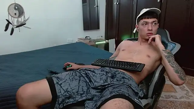 Snapshot of aaron_blug chatting on 01-05-26, 05:27 aaron blug online show from 01-05-26, 05:27