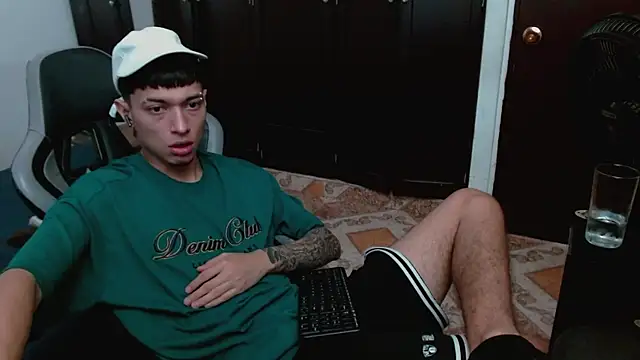 Snapshot of aaron_blug chatting on 01-10-26, 04:53 aaron blug online show from 01-10-26, 04:53