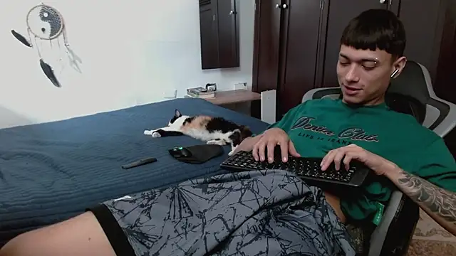 Snapshot of aaron_blug chatting on 01-11-26, 04:56 aaron blug online show from 01-11-26, 04:56