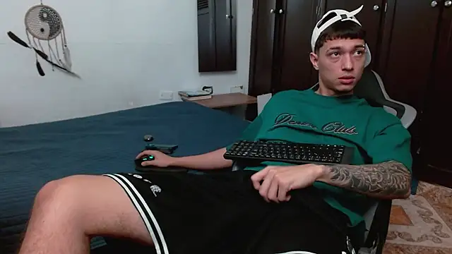 Snapshot of aaron_blug chatting on 01-19-26, 04:33 aaron blug online show from 01-19-26, 04:33