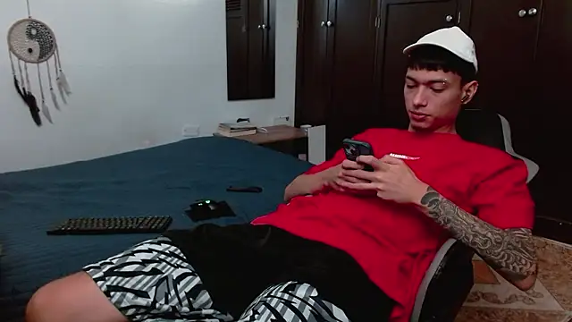 Snapshot of aaron_blug chatting on 02-01-26, 05:00 aaron blug online show from 02-01-26, 05:00