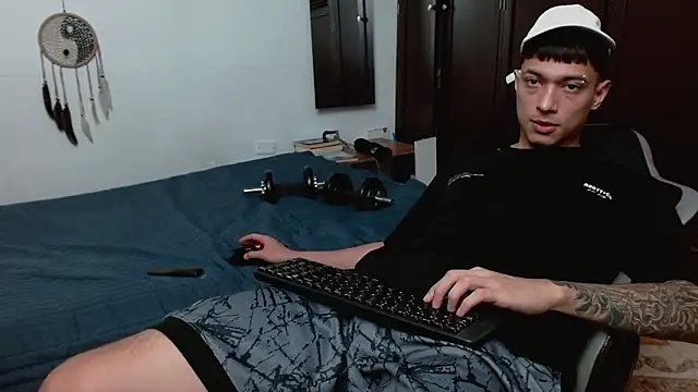 Snapshot of aaron_blug chatting on 02-06-26, 10:46 aaron blug online show from 02-06-26, 10:46