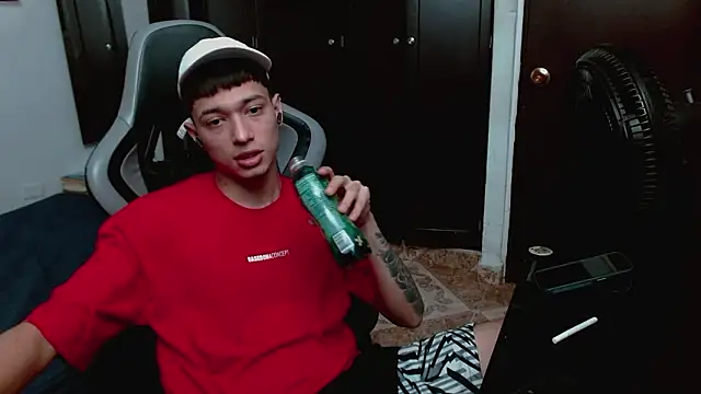 Snapshot of aaron_blug chatting on 02-08-26, 10:02 aaron blug online show from 02-08-26, 10:02