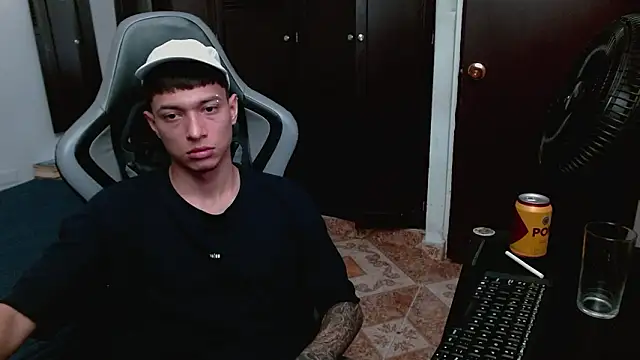 Snapshot of aaron_blug chatting on 02-09-26, 10:36 aaron blug online show from 02-09-26, 10:36