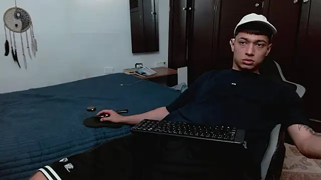 Snapshot of aaron_blug chatting on 02-16-26, 09:00 aaron blug online show from 02-16-26, 09:00