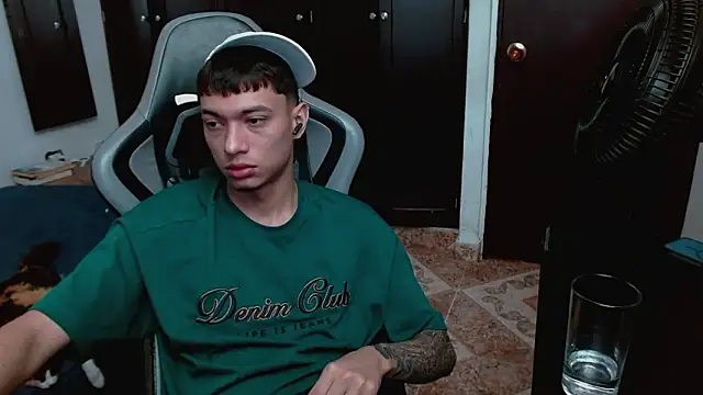 Snapshot of aaron_blug chatting on 02-17-26, 03:40 aaron blug online show from 02-17-26, 03:40