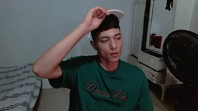 Snapshot of aaron_blug chatting on 03-10-26, 03:00 aaron blug online show from 03-10-26, 03:00