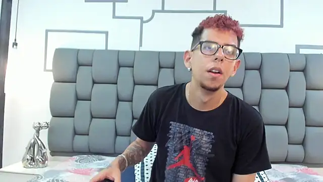 Derek and Skarlet online show from 09-11-25, 06:08