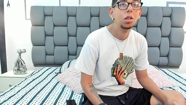 Derek and Skarlet online show from 09-18-25, 03:25