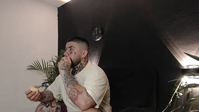 Snapshot of Ash_gusbig chatting on 03-14-25, 03:04 Ash gusbig online show from 03-14-25, 03:04