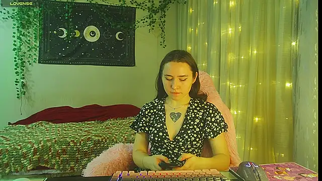 Snapshot of Aurora_workerr chatting on 12-21-25, 11:06 Aurora workerr online show from 12-21-25, 11:06