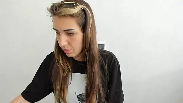 Snapshot of Summmmersky chatting on 03-22-25, 11:53 Summmmersky online show from 03-22-25, 11:53