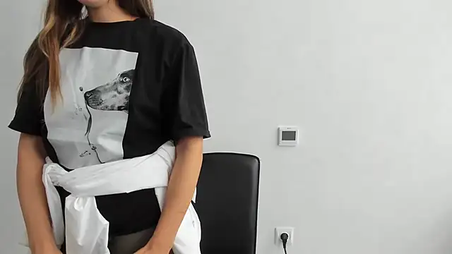 Snapshot of Summmmersky chatting on 11-05-25, 11:21 Summmmersky online show from 11-05-25, 11:21