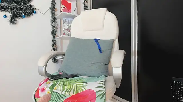 Snapshot of UrNewFantasy chatting on 01-05-25, 02:41 UrNewFantasy online show from 01-05-25, 02:41