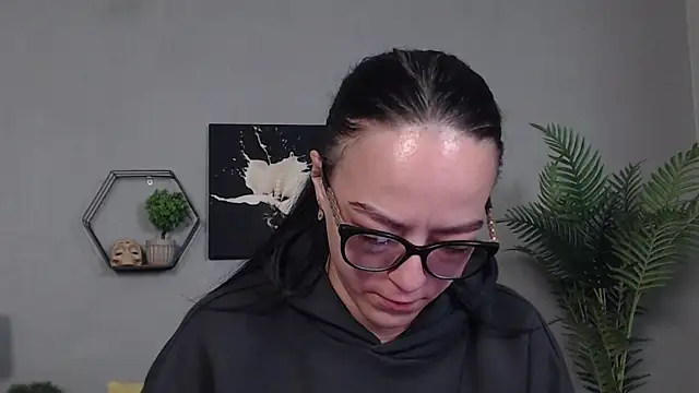 Snapshot of IzabelllNoir chatting on 05-17-26, 10:00 IzabelllNoir online show from 05-17-26, 10:00