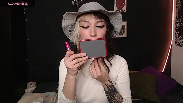 Snapshot of niakat_ chatting on 09-16-25, 01:17 niakat  online show from 09-16-25, 01:17