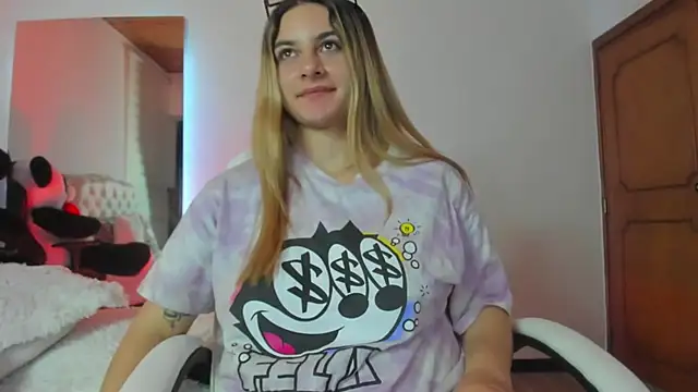 Snapshot of AtheneaRossi chatting on 02-25-25, 12:03 AtheneaRossi online show from 02-25-25, 12:03