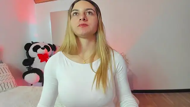 Snapshot of AtheneaRossi chatting on 03-08-25, 12:11 AtheneaRossi online show from 03-08-25, 12:11