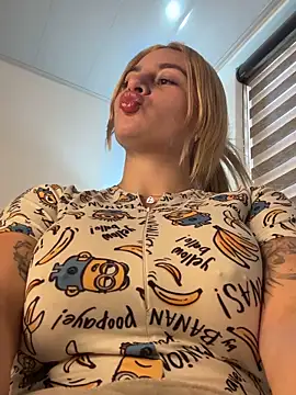 Snapshot of AtheneaRossi chatting on 09-28-25, 08:47 AtheneaRossi online show from 09-28-25, 08:47