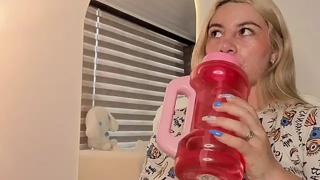 Snapshot of AtheneaRossi chatting on 10-14-25, 01:34 AtheneaRossi online show from 10-14-25, 01:34