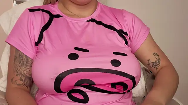 Snapshot of AtheneaRossi chatting on 10-16-25, 02:07 AtheneaRossi online show from 10-16-25, 02:07