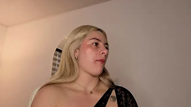 Snapshot of AtheneaRossi chatting on 10-20-25, 12:05 AtheneaRossi online show from 10-20-25, 12:05