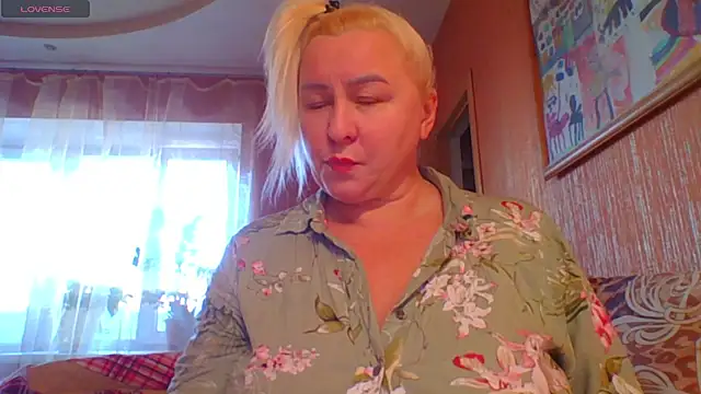 Snapshot of mira_robinsonnn chatting on 10-17-25, 02:37 mira robinsonnn online show from 10-17-25, 02:37