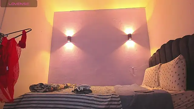 Snapshot of Sofia_Clauss_ chatting on 03-08-25, 04:01 Sofia Clauss online show from 03-08-25, 04:01